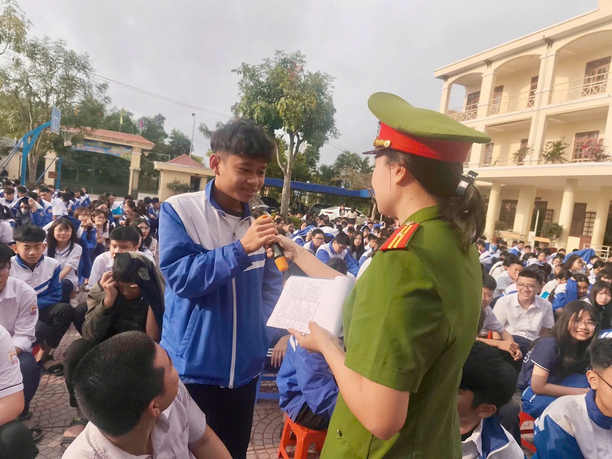 Công an phường Đông Hải: Tuyên truyền phòng, chống tác hại của rượu, bia, thuốc lá cho học sinh Trường THCS Nam Hải